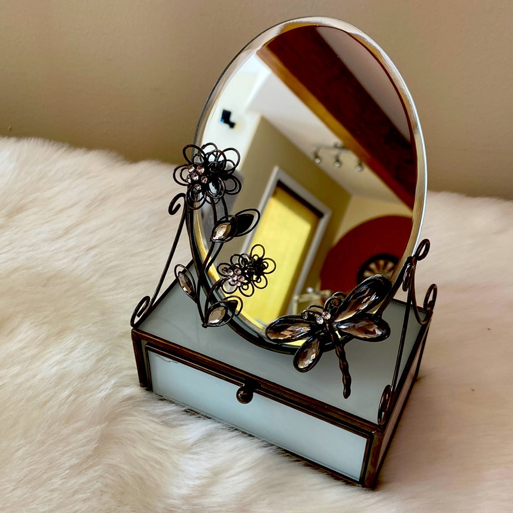 Cute vintage jewelry box with pullout drawer